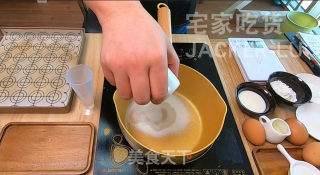 日式焦糖布丁烧，蛋糕层松软，布丁层甜蜜滑嫩，超级治愈的小甜品。步骤1