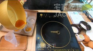 日式焦糖布丁烧，蛋糕层松软，布丁层甜蜜滑嫩，超级治愈的小甜品。步骤4