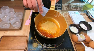 日式焦糖布丁烧，蛋糕层松软，布丁层甜蜜滑嫩，超级治愈的小甜品。步骤3