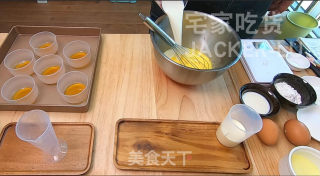 日式焦糖布丁烧，蛋糕层松软，布丁层甜蜜滑嫩，超级治愈的小甜品。步骤7