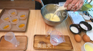 日式焦糖布丁烧，蛋糕层松软，布丁层甜蜜滑嫩，超级治愈的小甜品。步骤8