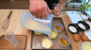 日式焦糖布丁烧，蛋糕层松软，布丁层甜蜜滑嫩，超级治愈的小甜品。步骤10