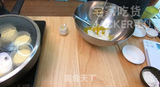日式焦糖布丁烧，蛋糕层松软，布丁层甜蜜滑嫩，超级治愈的小甜品。步骤12