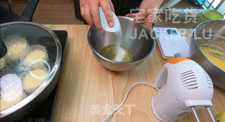 日式焦糖布丁烧，蛋糕层松软，布丁层甜蜜滑嫩，超级治愈的小甜品。步骤17