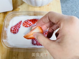 酸酸甜甜的酸奶草莓冻步骤7