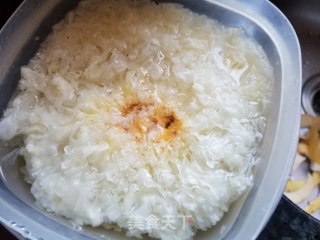 川贝雪梨炖雪耳步骤1