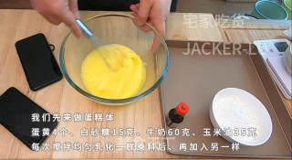 圣诞双色瑞士卷蛋糕，高颜值甜品、充满浓浓圣诞气息的美味。步骤2