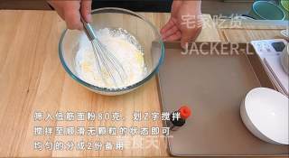 圣诞双色瑞士卷蛋糕，高颜值甜品、充满浓浓圣诞气息的美味。步骤3
