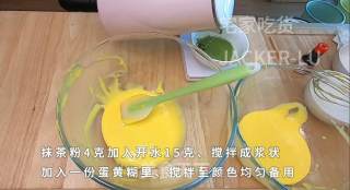 圣诞双色瑞士卷蛋糕，高颜值甜品、充满浓浓圣诞气息的美味。步骤5