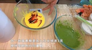 圣诞双色瑞士卷蛋糕，高颜值甜品、充满浓浓圣诞气息的美味。步骤7