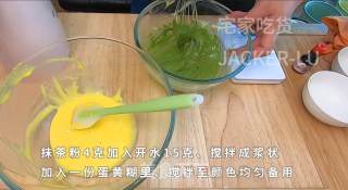 圣诞双色瑞士卷蛋糕，高颜值甜品、充满浓浓圣诞气息的美味。步骤6