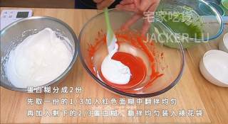 圣诞双色瑞士卷蛋糕，高颜值甜品、充满浓浓圣诞气息的美味。步骤11