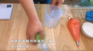 圣诞双色瑞士卷蛋糕，高颜值甜品、充满浓浓圣诞气息的美味。步骤13