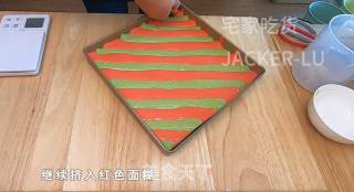 圣诞双色瑞士卷蛋糕，高颜值甜品、充满浓浓圣诞气息的美味。步骤15