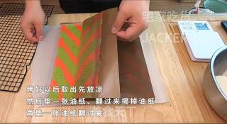 圣诞双色瑞士卷蛋糕，高颜值甜品、充满浓浓圣诞气息的美味。步骤18
