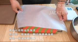 圣诞双色瑞士卷蛋糕，高颜值甜品、充满浓浓圣诞气息的美味。步骤17