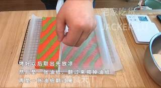 圣诞双色瑞士卷蛋糕，高颜值甜品、充满浓浓圣诞气息的美味。步骤19