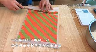 圣诞双色瑞士卷蛋糕，高颜值甜品、充满浓浓圣诞气息的美味。步骤20