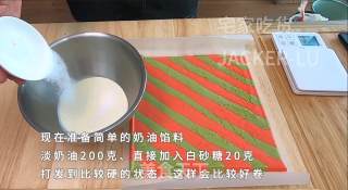 圣诞双色瑞士卷蛋糕，高颜值甜品、充满浓浓圣诞气息的美味。步骤21