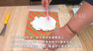圣诞双色瑞士卷蛋糕，高颜值甜品、充满浓浓圣诞气息的美味。步骤23