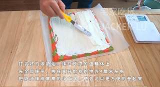 圣诞双色瑞士卷蛋糕，高颜值甜品、充满浓浓圣诞气息的美味。步骤24
