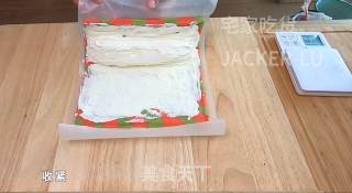 圣诞双色瑞士卷蛋糕，高颜值甜品、充满浓浓圣诞气息的美味。步骤25