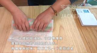 圣诞双色瑞士卷蛋糕，高颜值甜品、充满浓浓圣诞气息的美味。步骤26