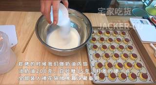 圣诞双色泡芙塔，高颜值外表，超甜蜜的奶油，酥脆的泡芙。步骤17