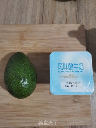 牛油果泡酸奶步骤1