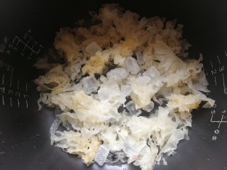 冰糖炖银耳步骤3
