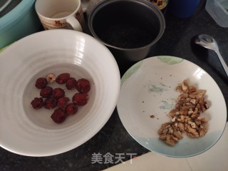 黑芝麻红枣核桃糕步骤1