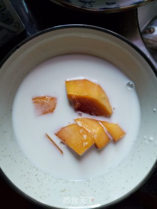 冰糖木瓜炖牛奶步骤2