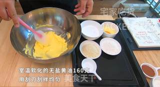 三色卡通曲奇饼干，简单方便，烘焙玩票，造型堪忧，但味道不错。步骤1