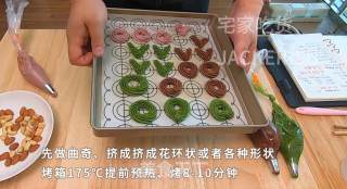 三色卡通曲奇饼干，简单方便，烘焙玩票，造型堪忧，但味道不错。步骤9