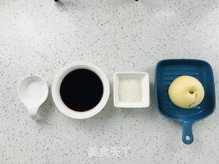 红酒烩梨步骤1
