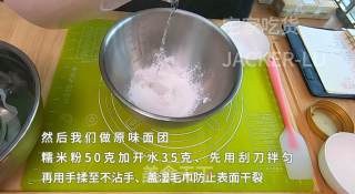 双色抹茶善哉，甜蜜回甘的让人回味，冬天来一碗，非常的小确幸。步骤2