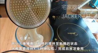 彩色汤圆水麻薯，平凡而又甜蜜的小甜点，和家人一起品尝吧。步骤2