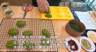美味抹茶玛德琳小甜品，配上一壶浓浓的红茶、品味一顿惬意的下午茶吧。步骤13