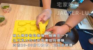 美味抹茶玛德琳小甜品，配上一壶浓浓的红茶、品味一顿惬意的下午茶吧。步骤14