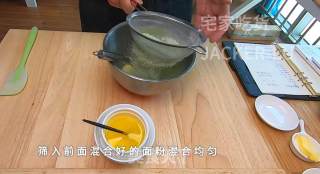 抹茶雪茄费南雪，满屋弥漫着浓郁香味，口感层次特别丰富。步骤4