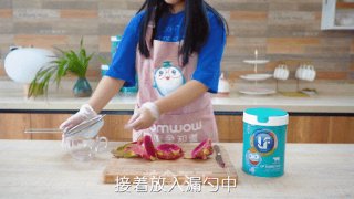 香甜可口火龙果奶粉球步骤1