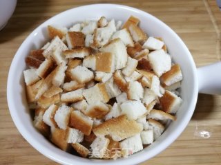 吐司鸡蛋布丁步骤1 吐司鸡蛋布丁步骤1