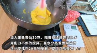 超简单的冰皮月饼，加上超好吃的奶黄馅，孩子也能轻松上手。步骤3