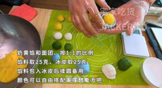 超简单的冰皮月饼，加上超好吃的奶黄馅，孩子也能轻松上手。步骤7