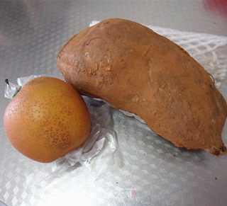 蜂蜜雪莲果拌梨步骤1