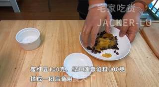美味红豆酥，不需开酥，全部原料混合就可以做出饼皮，简单方便。步骤5