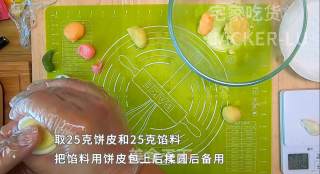 彩色冰皮月饼，美味蛋黄椰蓉馅，简单又方便，分享生活好滋味。步骤12