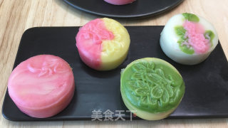 彩色冰皮月饼，美味蛋黄椰蓉馅，简单又方便，分享生活好滋味。步骤15