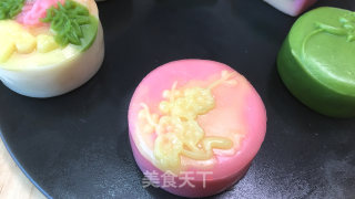 彩色冰皮月饼，美味蛋黄椰蓉馅，简单又方便，分享生活好滋味。步骤17