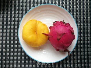 火龙果蟠桃酸奶碗步骤1